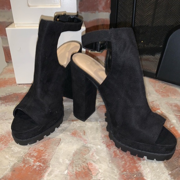 Black Heels - Picture 1 of 2